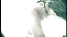 彼女は毛深い猫を持っていますが、この若い ...