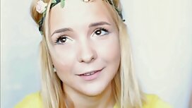 楽しい時に女の子と男の子が一緒に遊びます ...