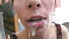 老人は二人の若い男性のバンでファックしま ...