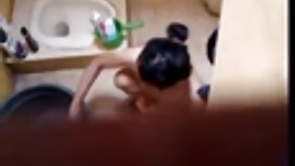 黒いランジェリーと黒の境界線で彼女を見る ...